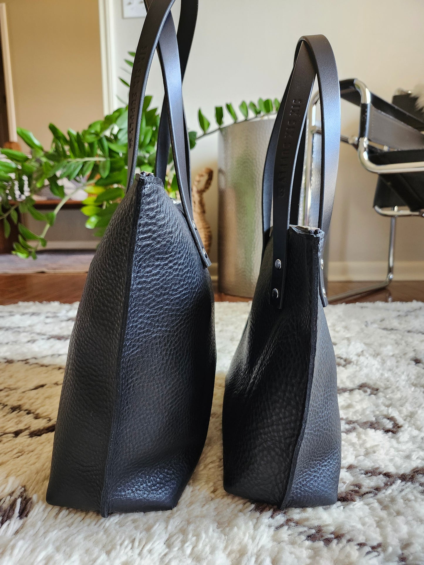 Katie 10" Modern Tote - Black w/Zipper