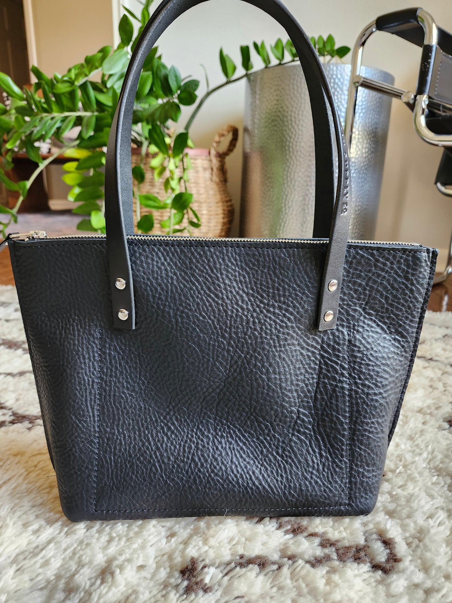 Katie 10" Modern Tote - Black w/Zipper