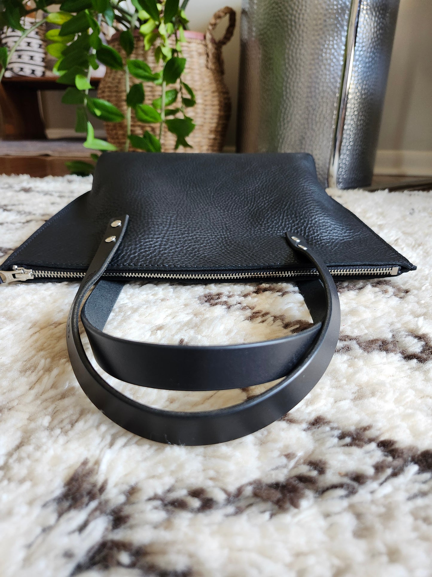 Katie 10" Modern Tote - Black w/Zipper