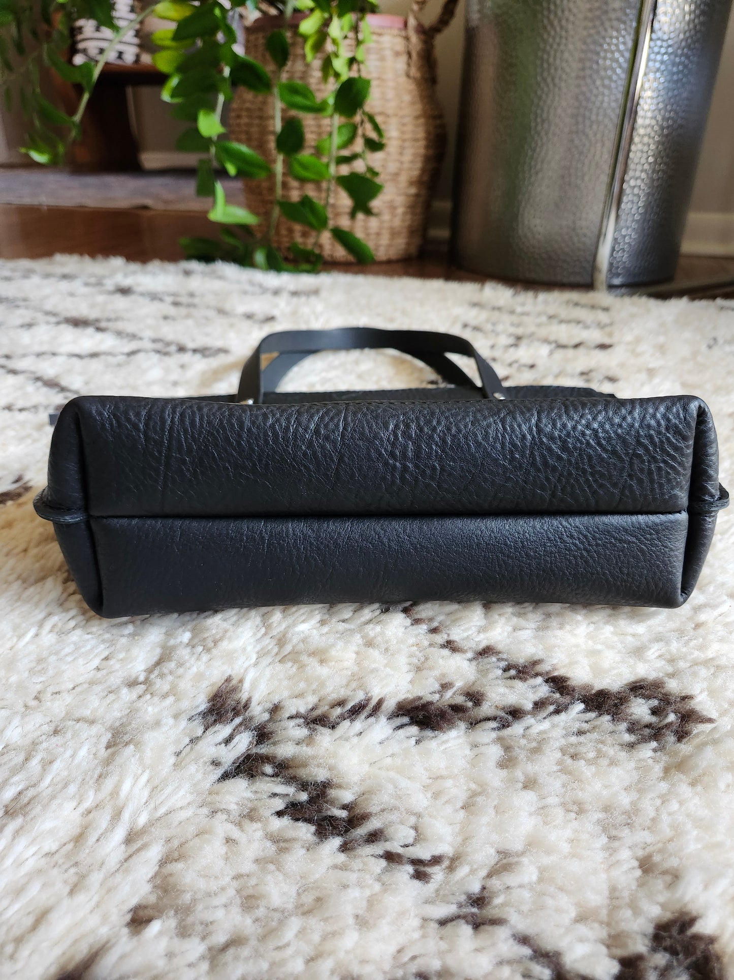 Katie 10" Modern Tote - Black w/Zipper