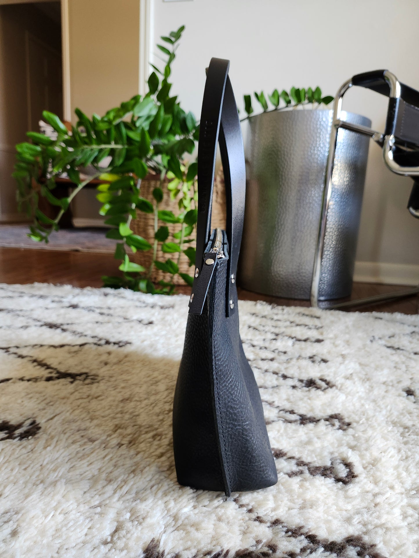 Katie 10" Modern Tote - Black w/Zipper