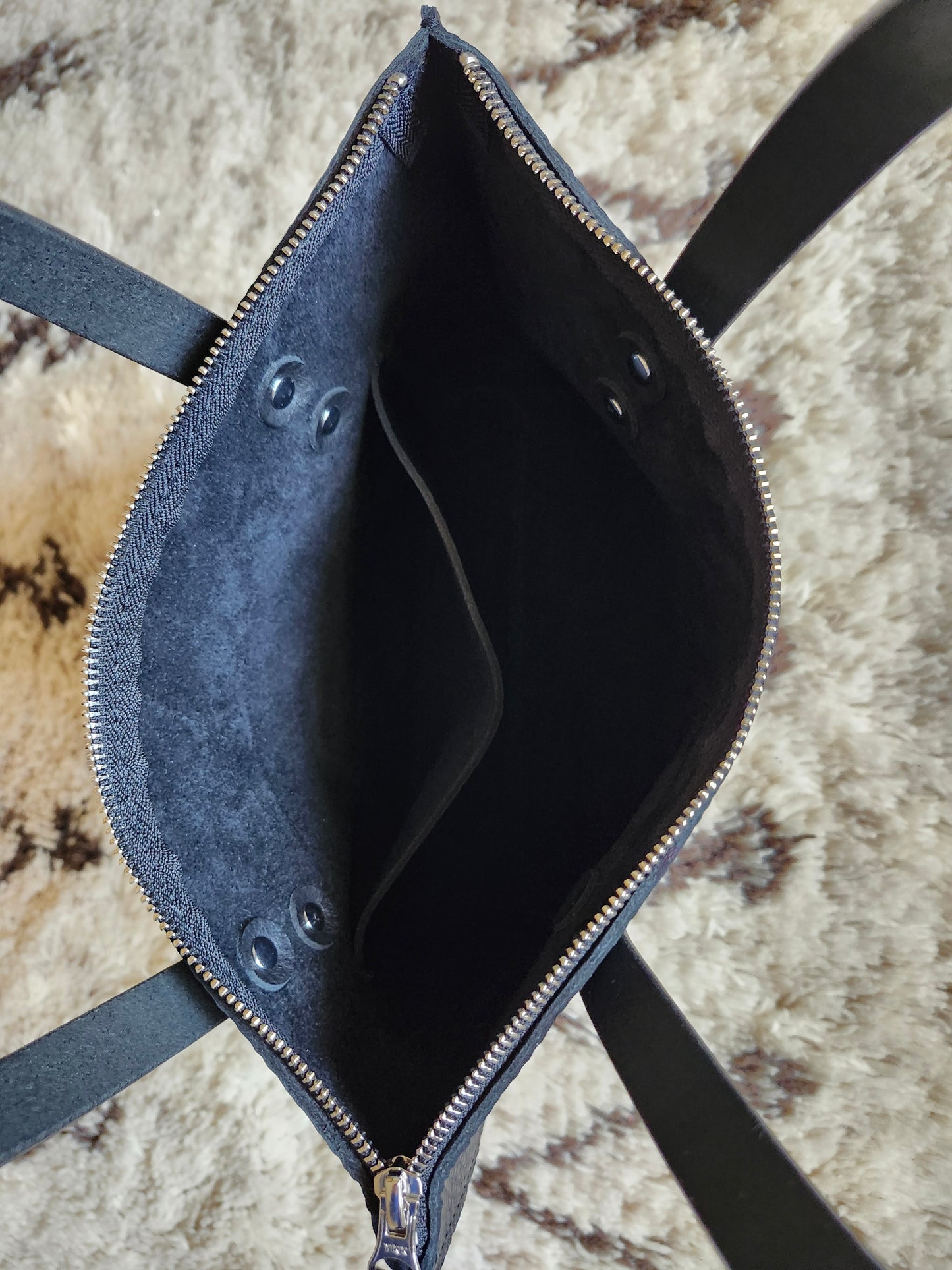 Katie 10" Modern Tote - Black w/Zipper