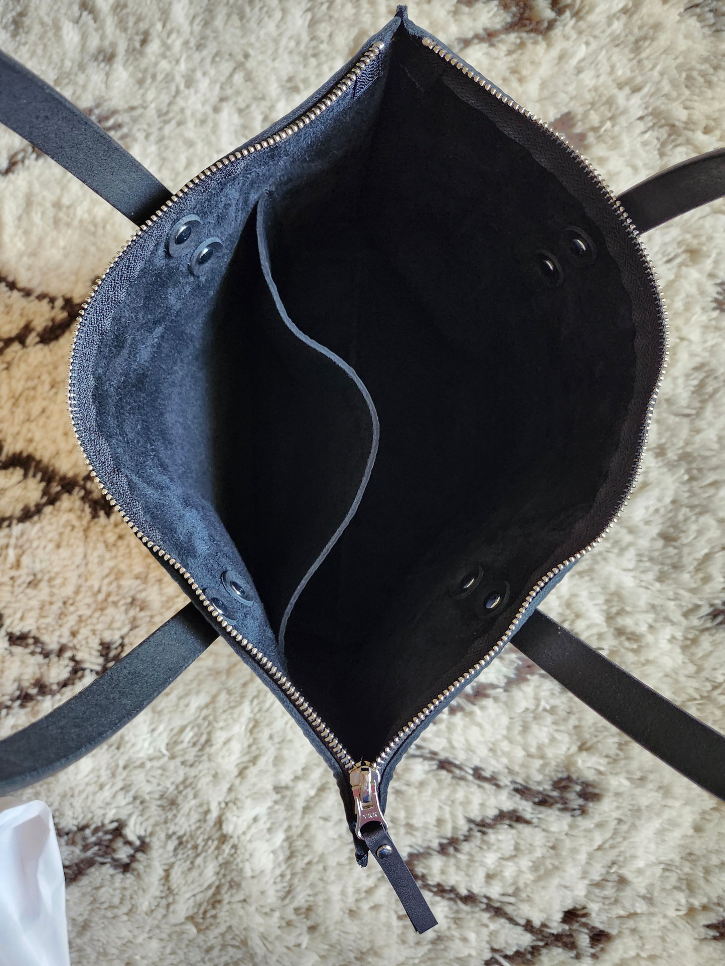 Katie 12" Modern Tote - Black w/Zipper